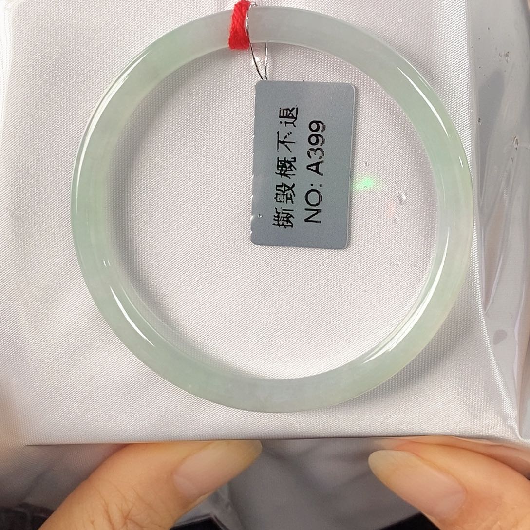 翡翠未镶嵌手镯（圆镯）51.6