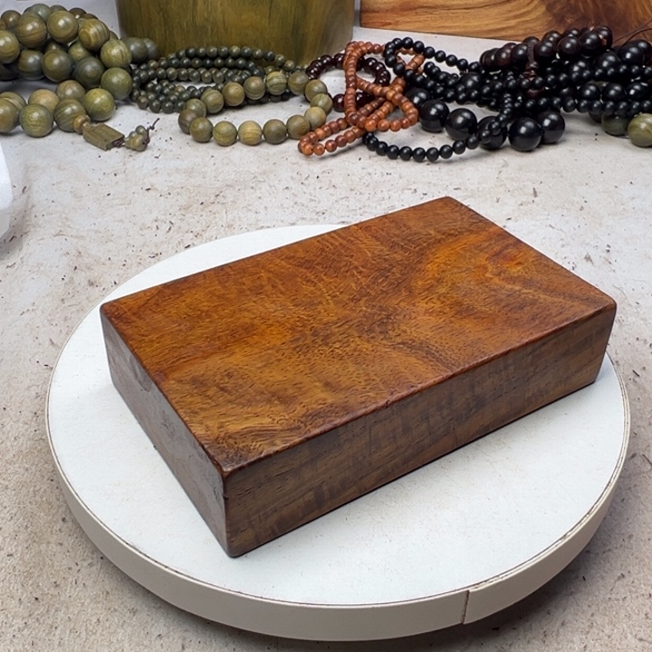 李***爷木高棉花梨底座摆件