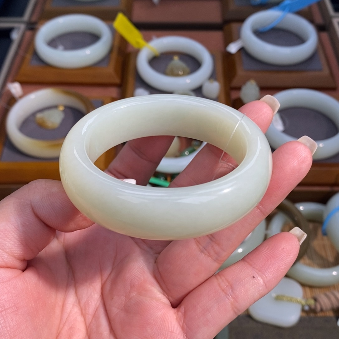 和田玉未镶嵌手镯