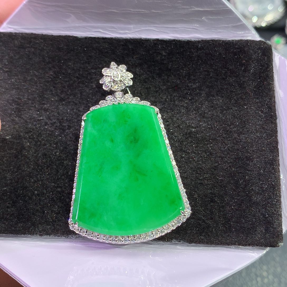 翡翠18K金镶嵌吊坠(赠链)