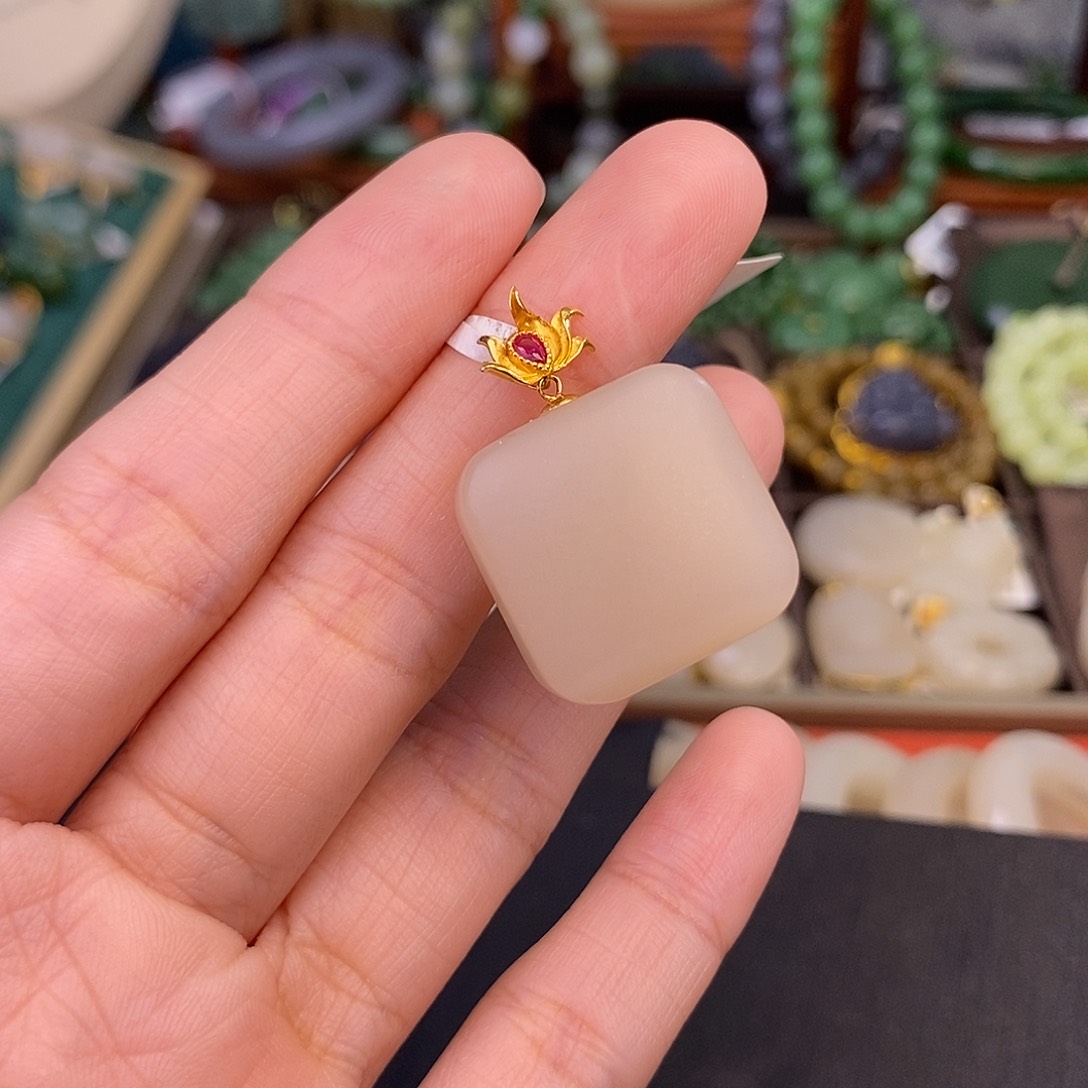 和田玉熟藕粉老料18.K金脂膏级吊坠清货价未镶嵌