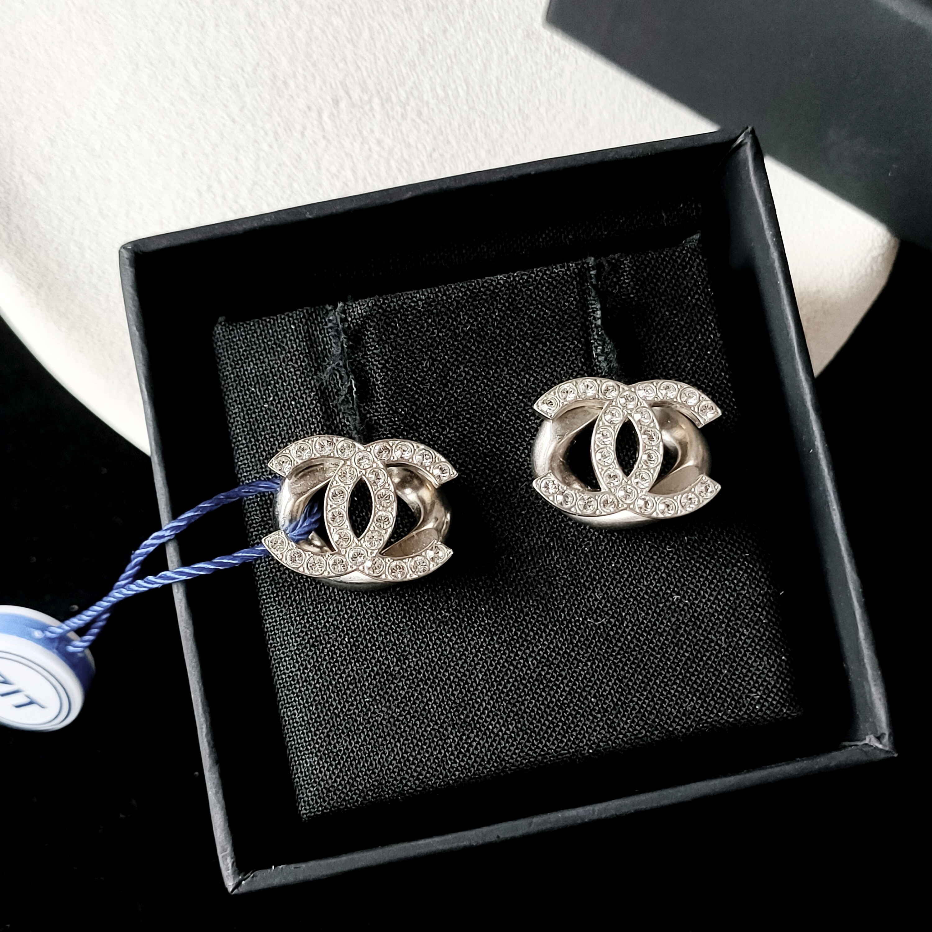 99新 Chanel/香奈儿 【24期】22S银色亮钻双C立体耳钉50122