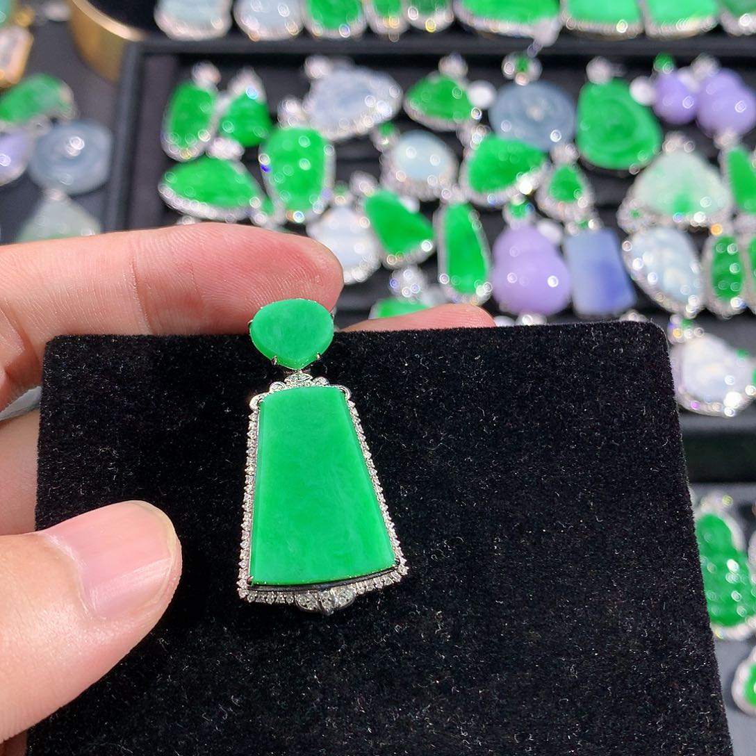 翡翠18K金镶嵌颈饰