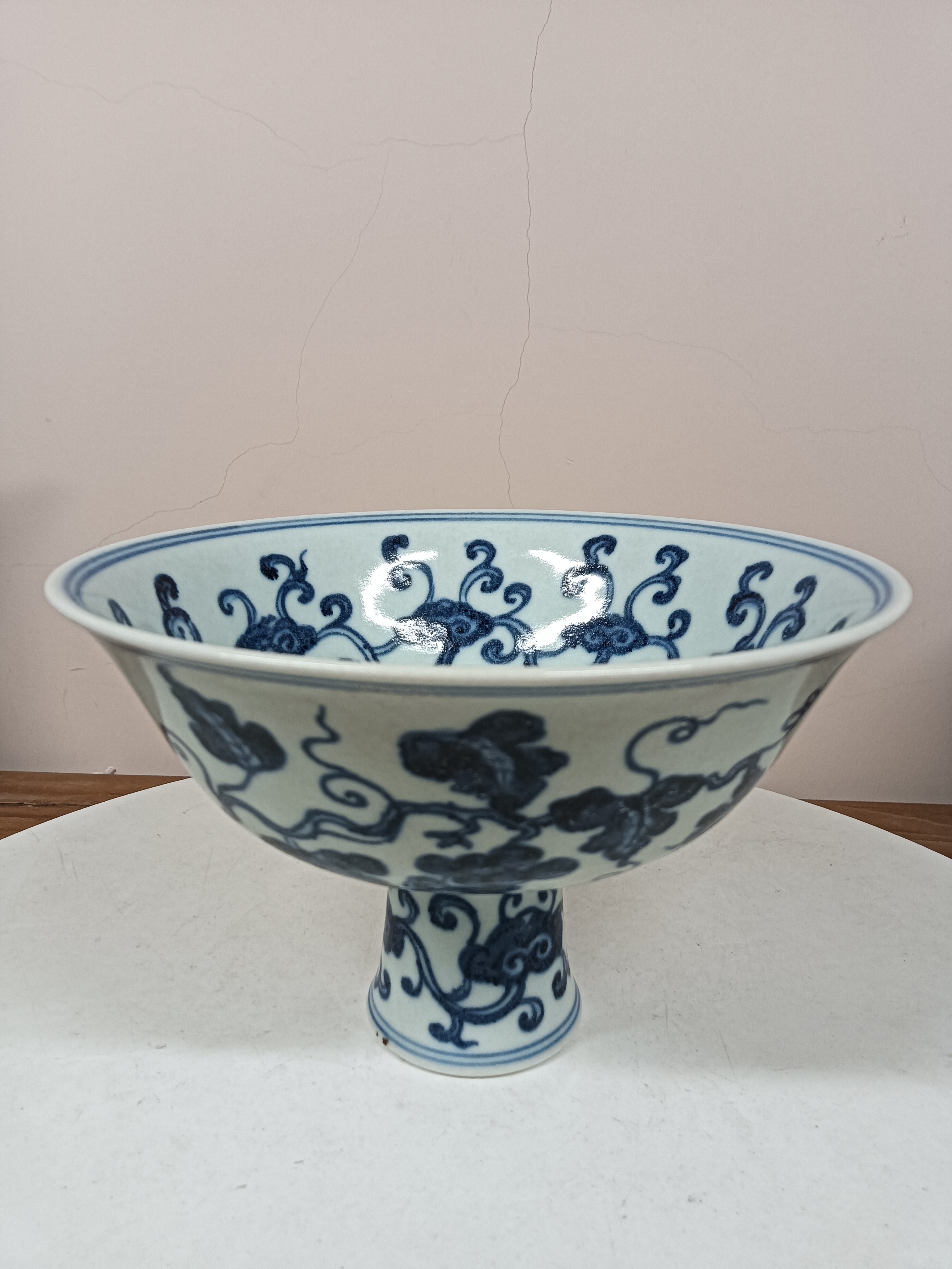 青花葡萄纹高足杯。口径16.2厘米，高10.6厘米