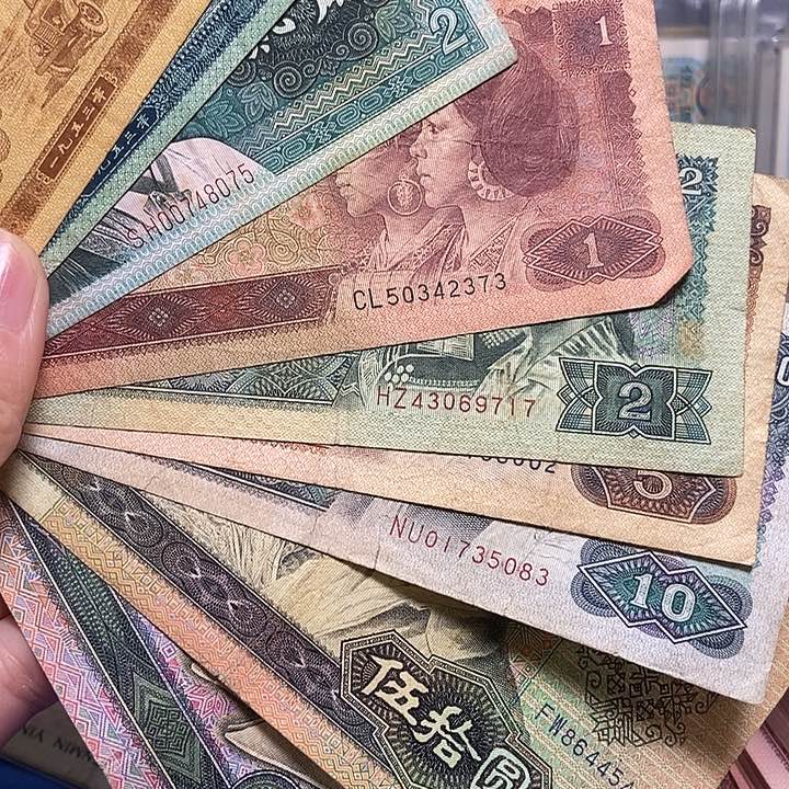 小四一套流通品相………….