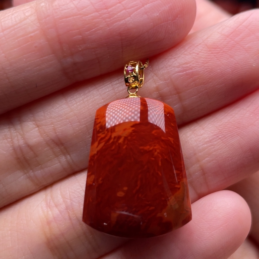 南红玛瑙18K金镶嵌珠宝奇石无事牌吊坠