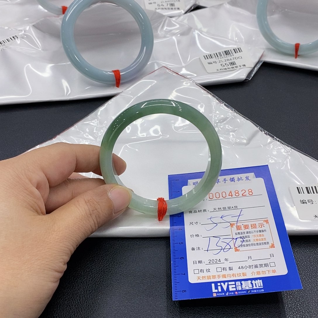 翡翠手镯未镶嵌翡翠手镯