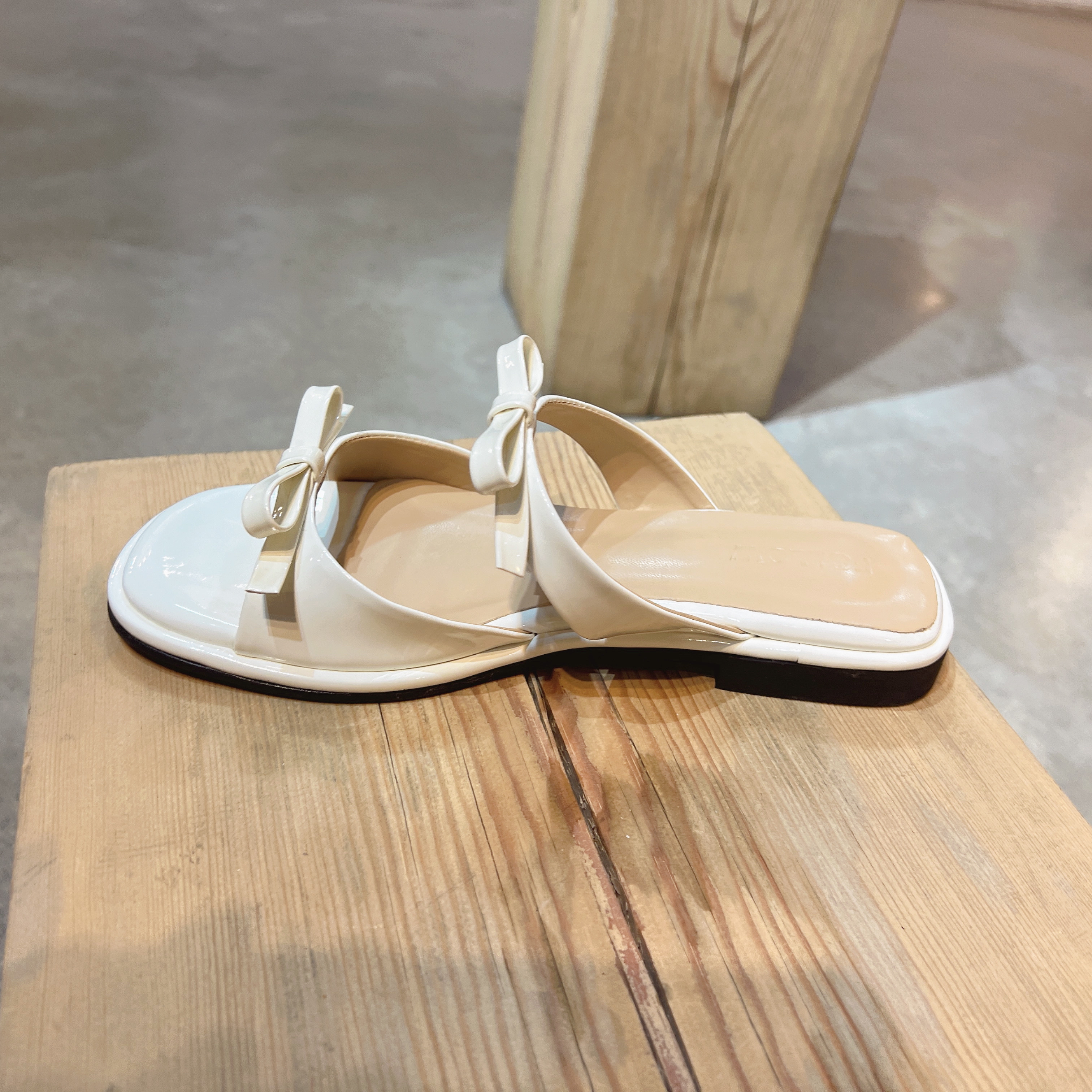 蝴蝶结极简风圆头包头凉鞋pu胶粘修面皮包头一脚蹬时装凉鞋