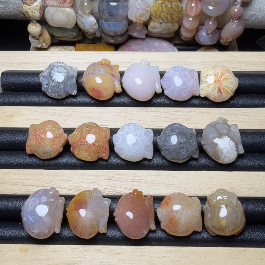 硅化玉未镶嵌通孔 鱼：单价100