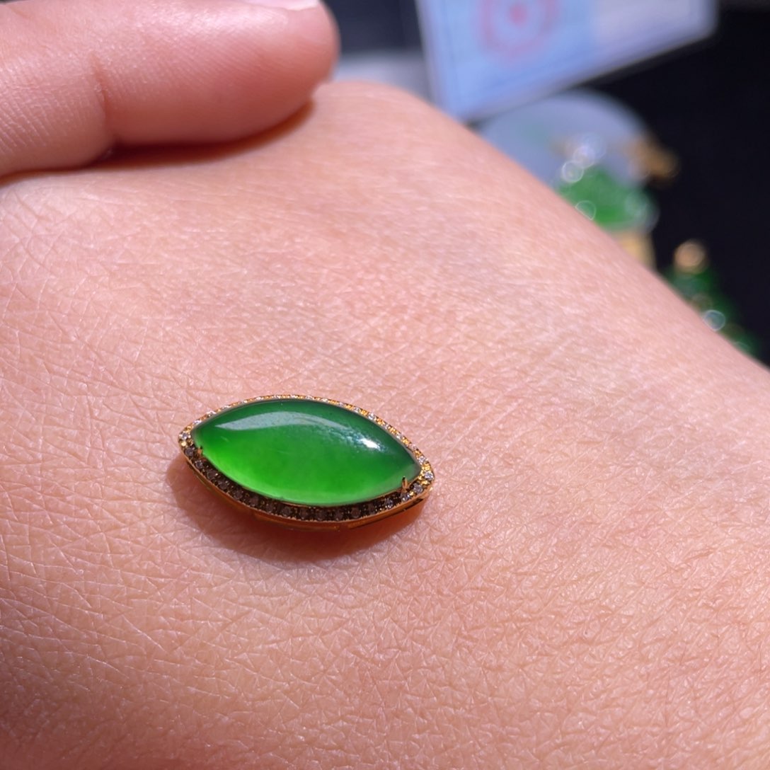 翡翠颈饰18K金镶嵌翡翠