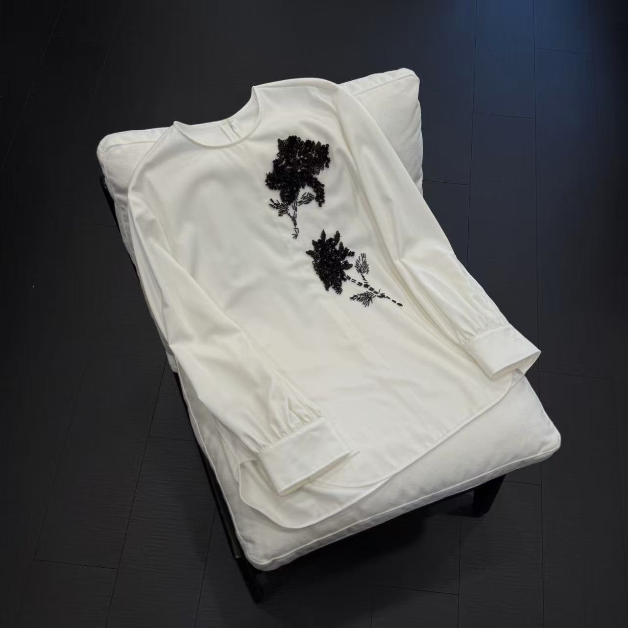 【墨绽素雪】设计感重工立体钉珠‘一枝花’圆领上衣