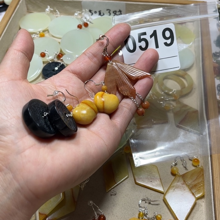 小***珠蛇纹石玉未镶嵌耳饰