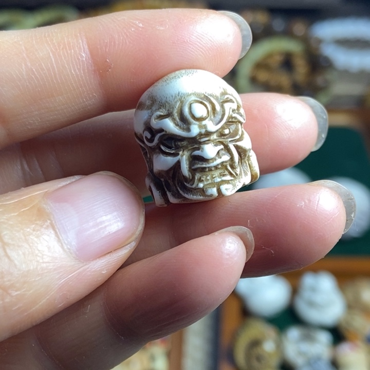 配饰鹿角雕刻一个出