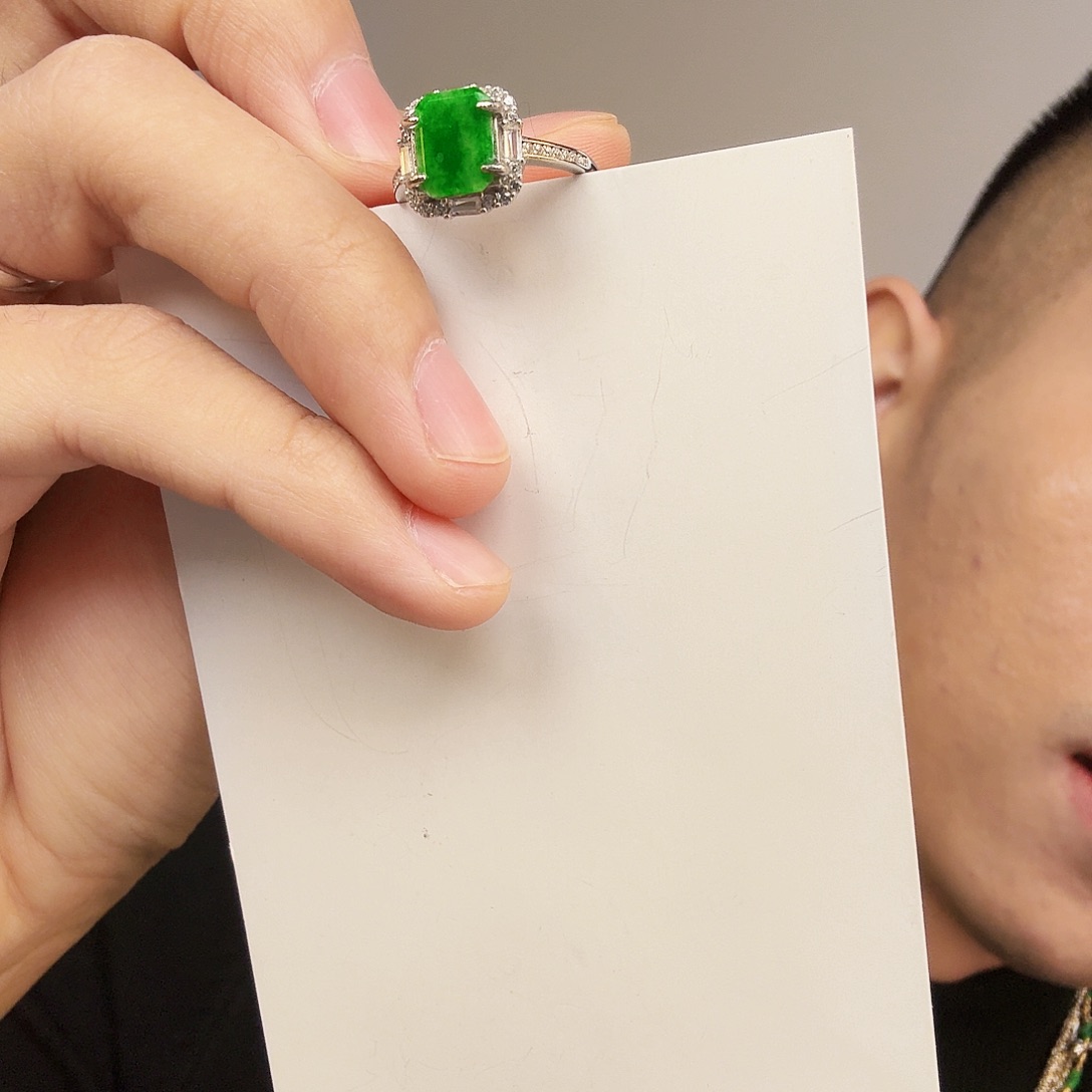 翡翠未镶嵌颈饰一件