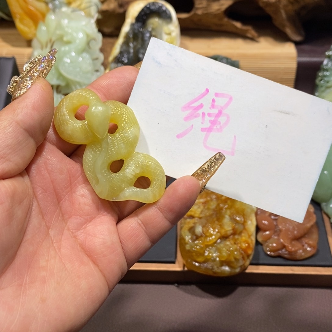 蛇纹石玉颈饰未镶嵌