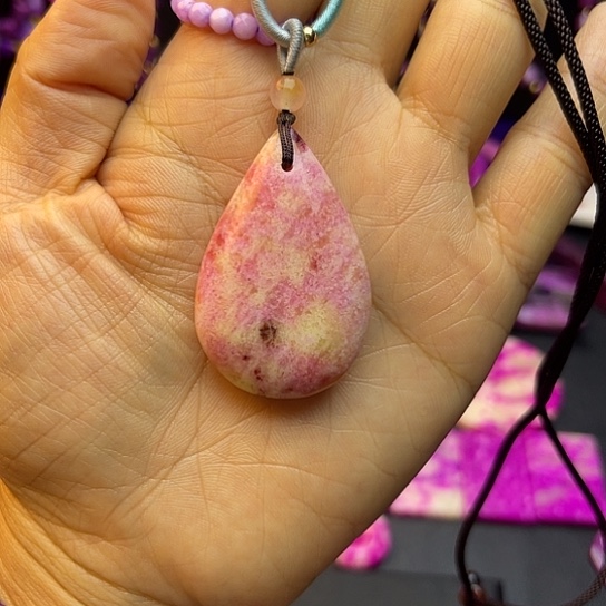 非金属水滴粉舒吊坠