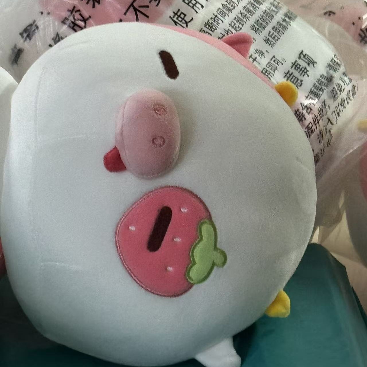 可爱草莓牛公仔毛绒玩具可爱的草莓猪抱枕草莓猪毛绒玩具靠枕闺蜜