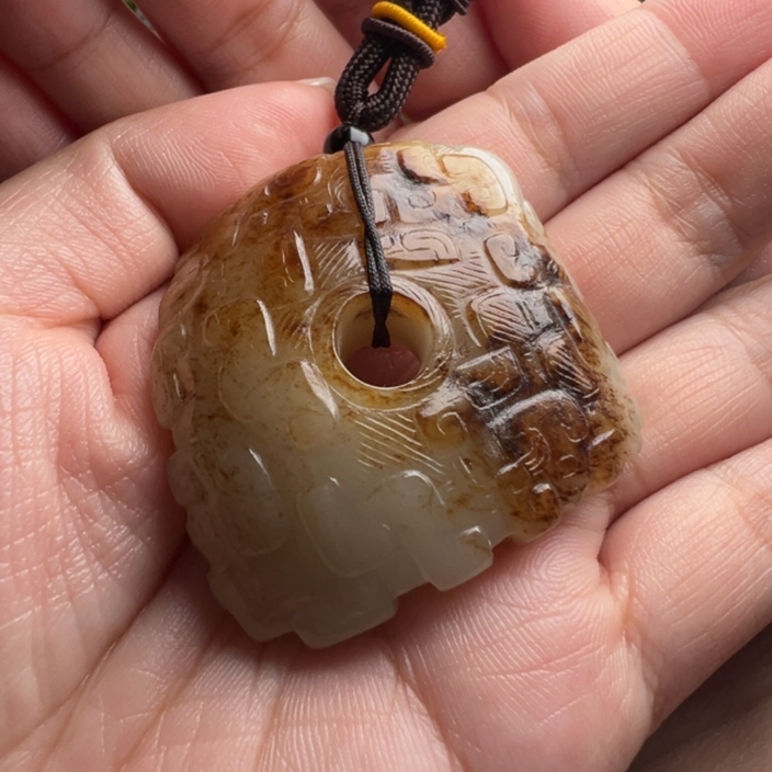 大***象和田玉未镶嵌颈饰