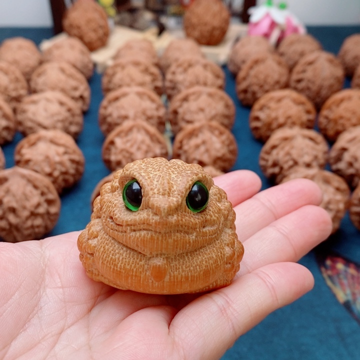 大***重文玩核桃把件牡丹纹