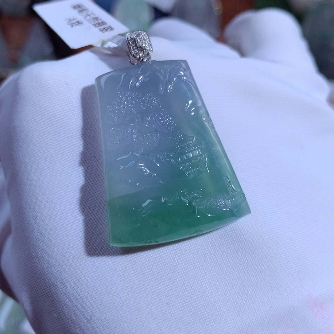 翡翠颈饰18K金镶嵌山水牌