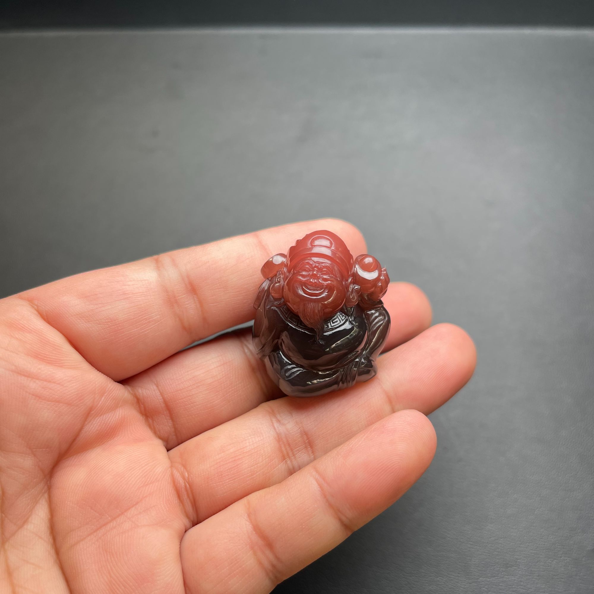 天然原矿南红巧色财神爷手把件（（红）鸿运当头）