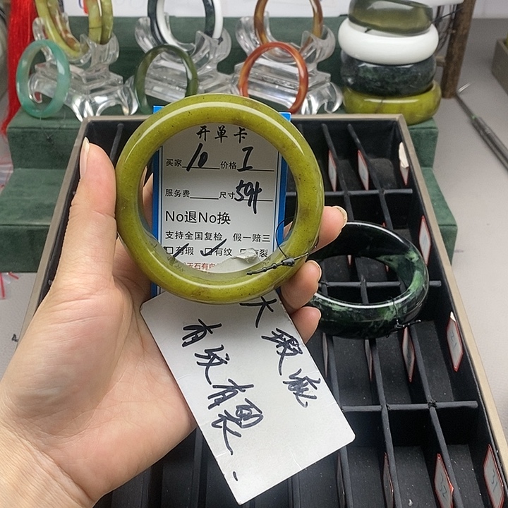 蛇纹石玉未镶嵌手镯