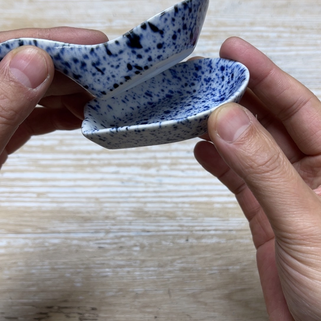 瓷片密密麻麻地排列着一个