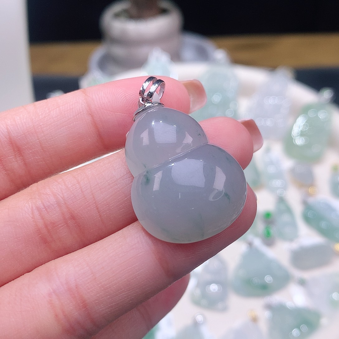 颈饰18K金镶嵌翡翠葫芦