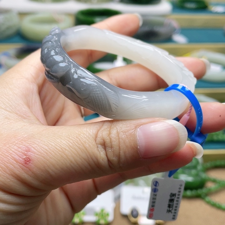 和田玉手镯52圈口。编号76未镶嵌