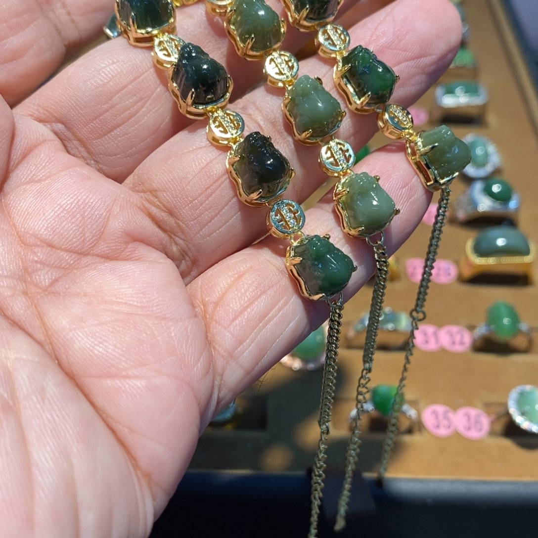 猪***力和田玉未镶嵌手链