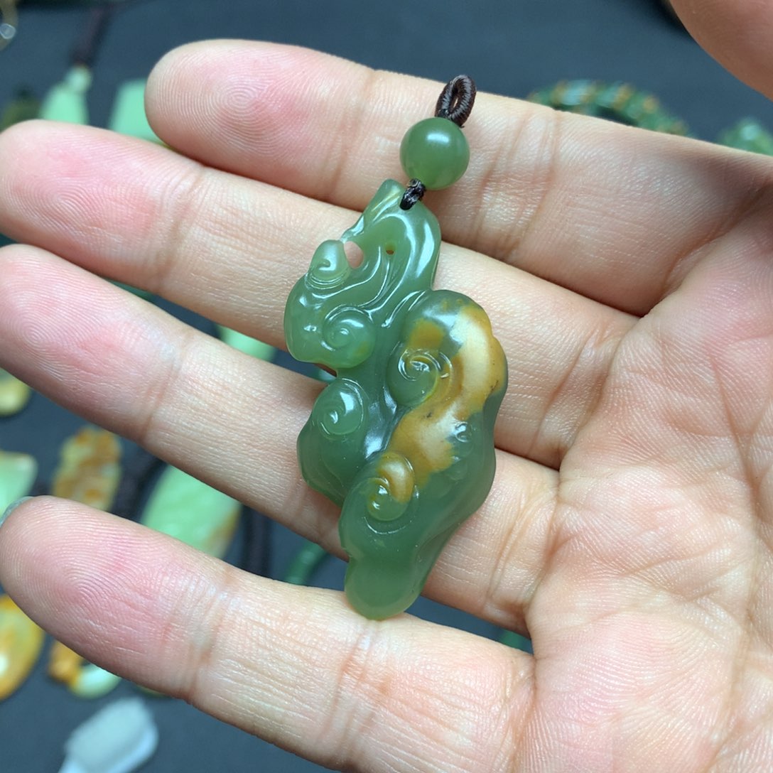 岫岩河磨玉（透闪石质玉）颈饰未镶嵌宫****?