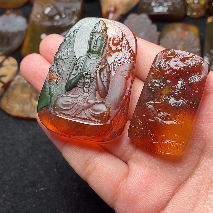 唐***然琥珀未镶嵌颈饰两个