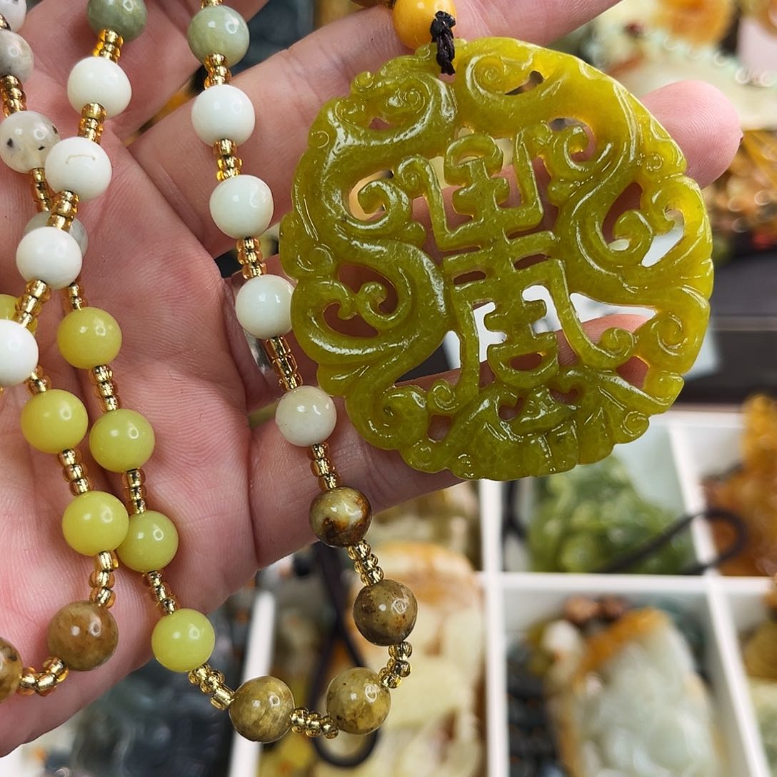 蛇纹石玉颈饰未镶嵌