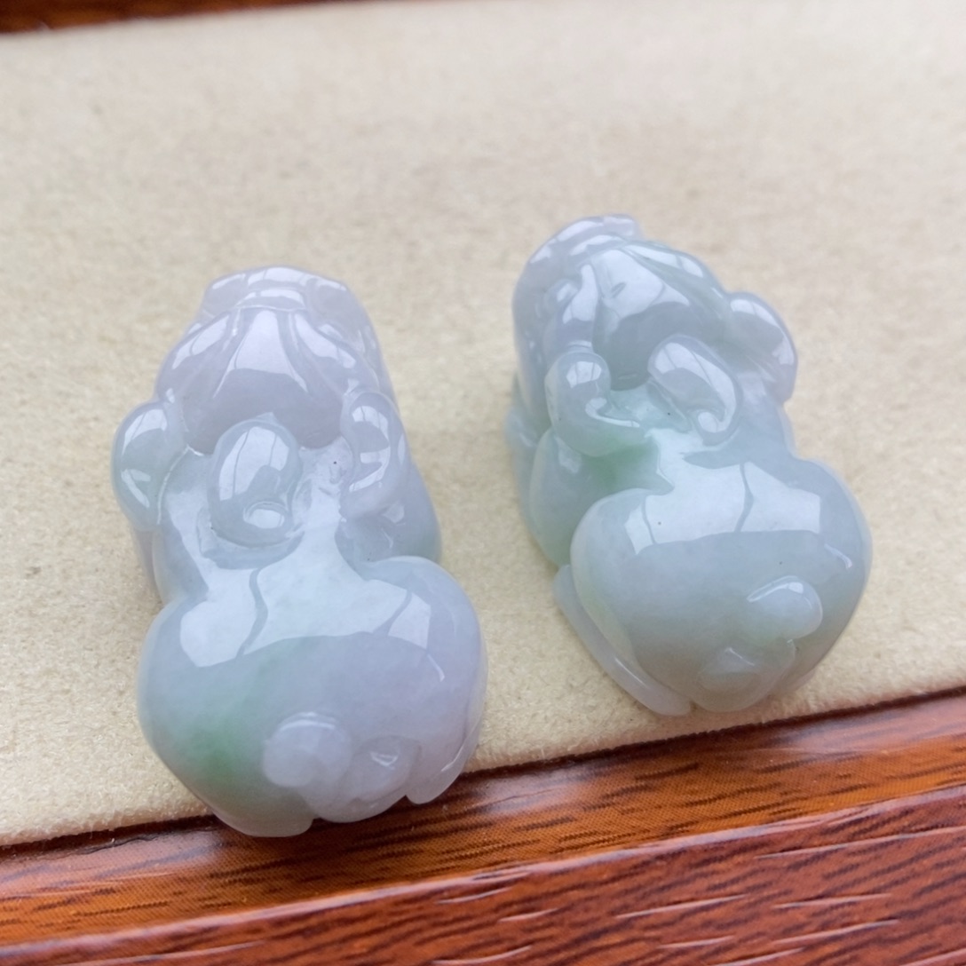 翡翠未镶嵌颈饰发其一