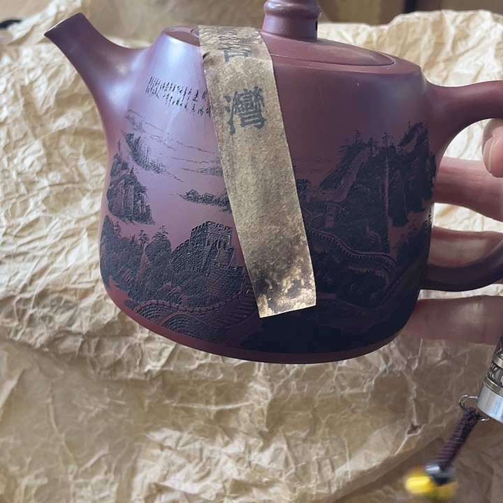 紫砂茶壶原矿泥料手工制作的一把紫砂壶。