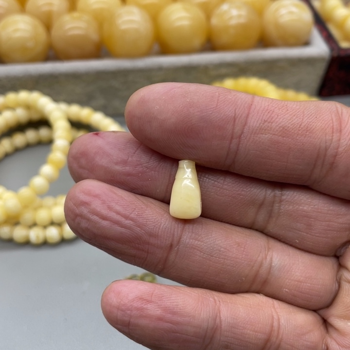 琥珀未镶嵌裸石三通
