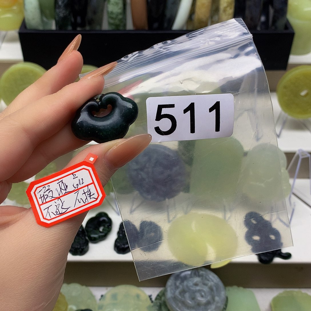 蛇纹石玉颈饰未镶嵌