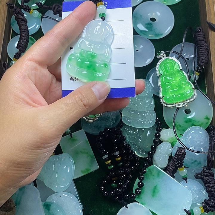 用***涛翡翠未镶嵌颈饰观音