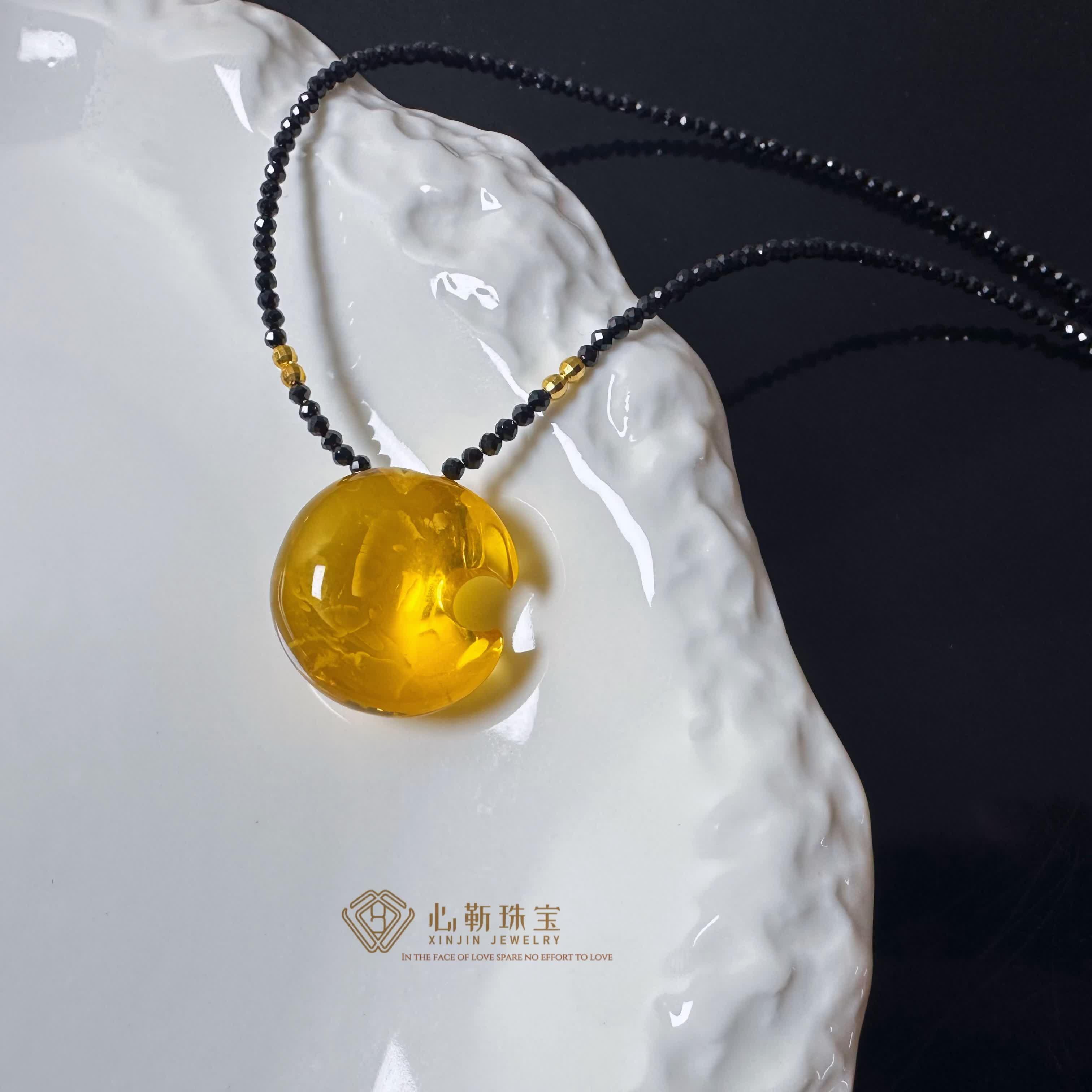 【心靳-甄选】天然净水金珀小月亮吊坠项链