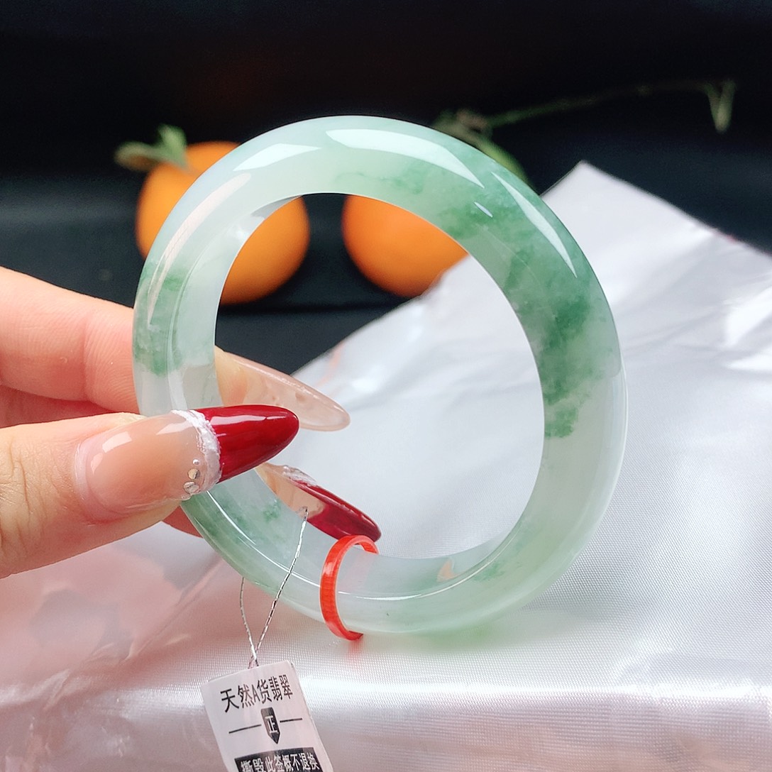 翡翠手镯未镶嵌52圈