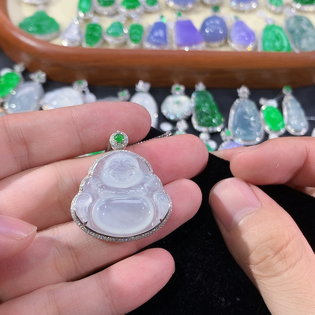 末***了翡翠18K金镶嵌颈饰