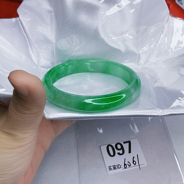 翡翠未镶嵌手镯一图一物实物为准（微瑕处理）