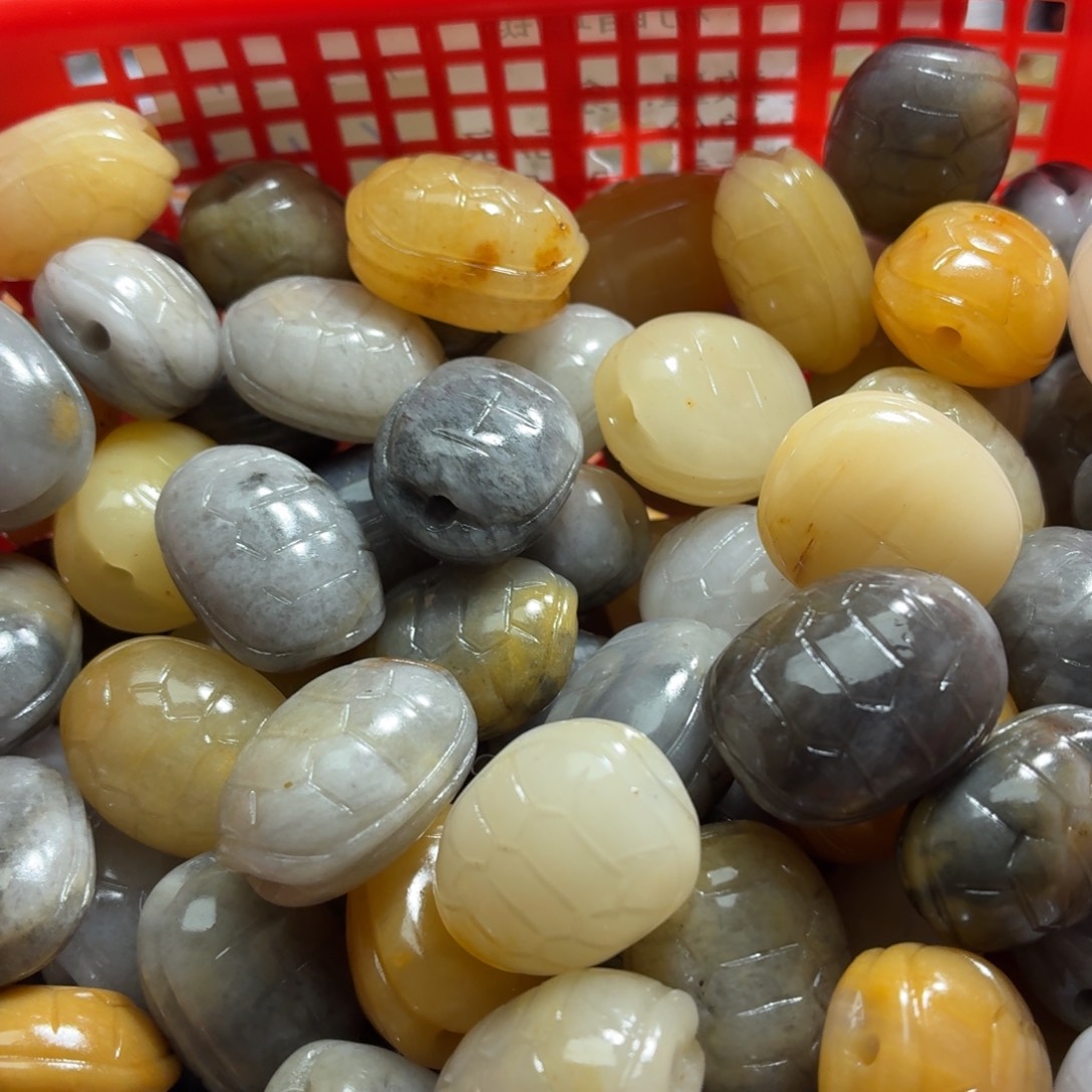 石英质玉（金丝玉）未镶嵌颈饰富甲天下