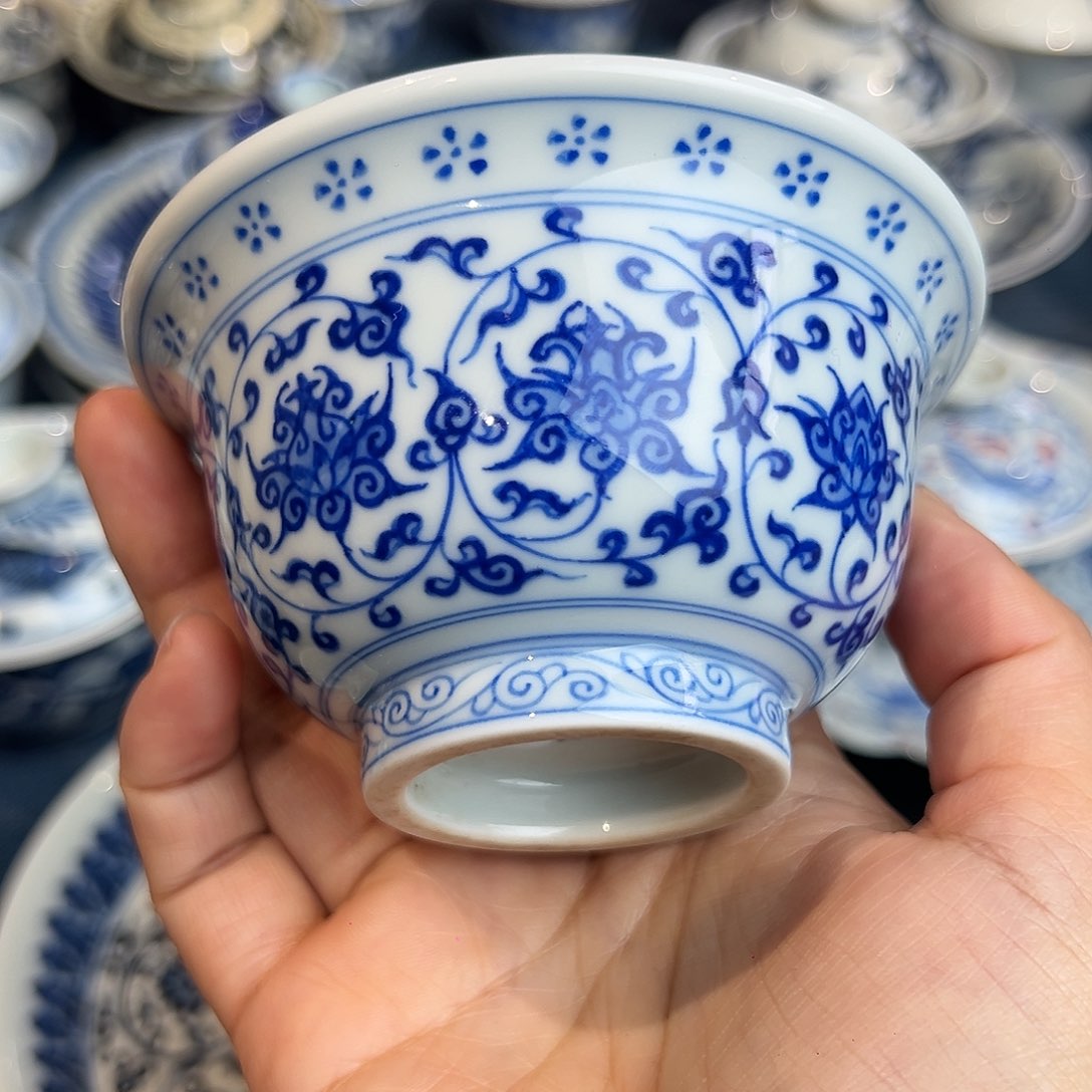 福利压手缠枝莲手绘