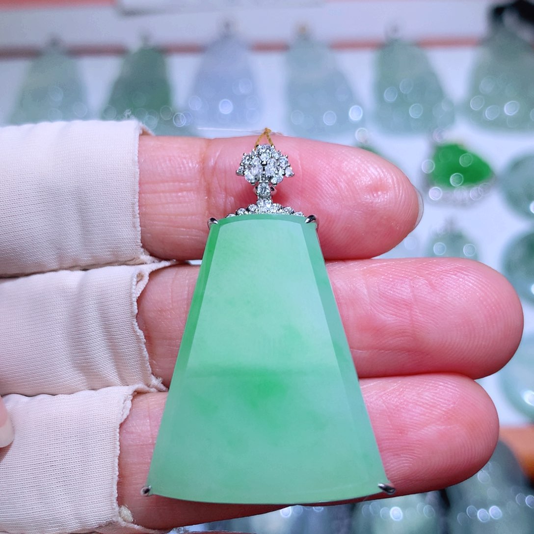 翡翠18K金镶嵌颈饰无事牌