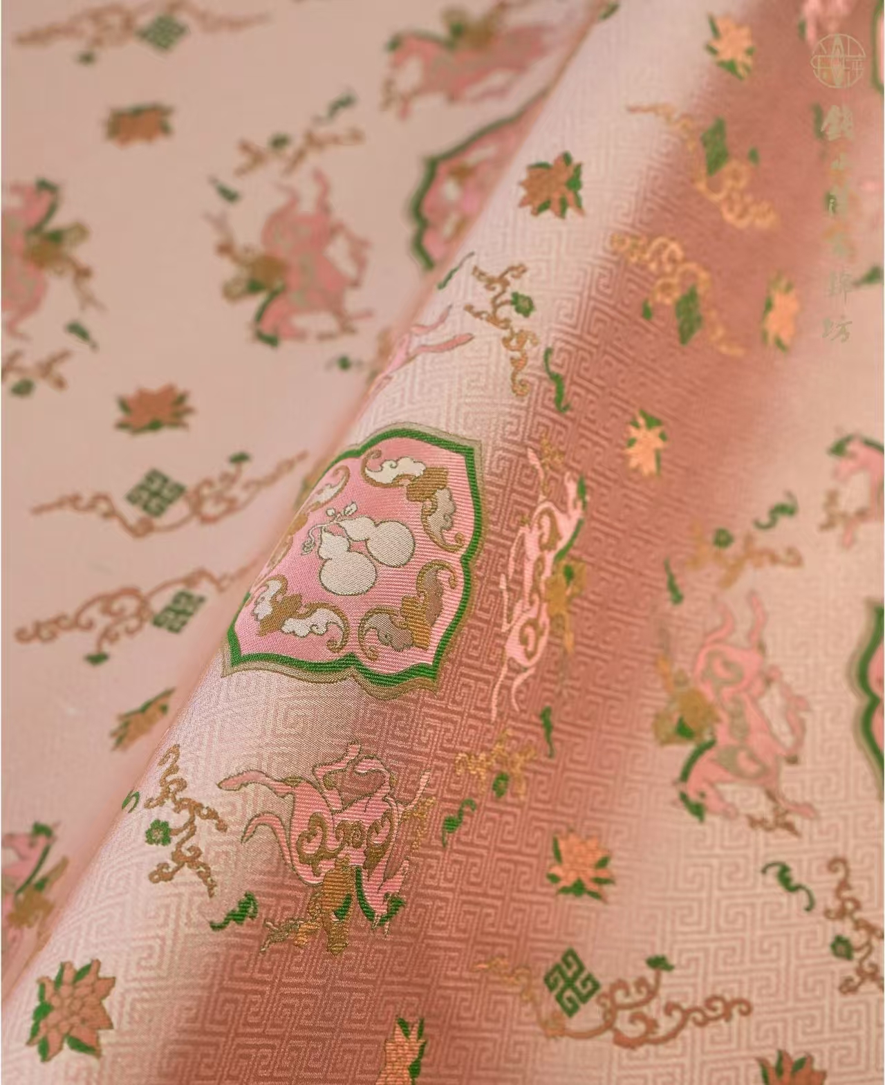 140门幅32姆米钱小萍【马上封侯】真丝宋锦面料新中式旗袍连衣裙