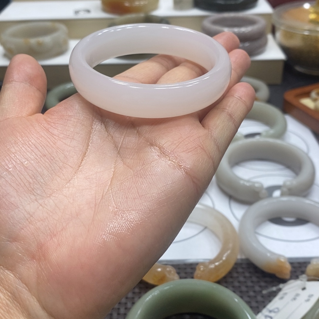 薇***薇石英质玉未镶嵌手镯