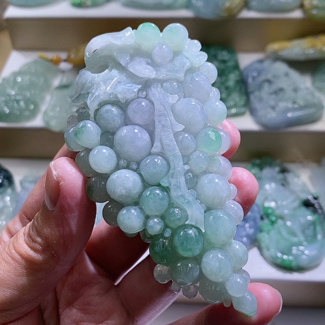 【闪购商品】翡翠颈饰未镶嵌葡萄