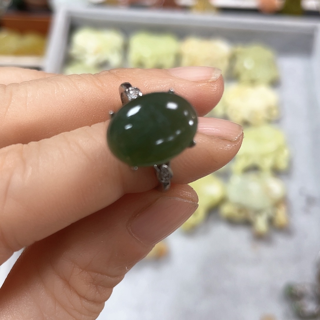 蛇纹石玉颈饰未镶嵌