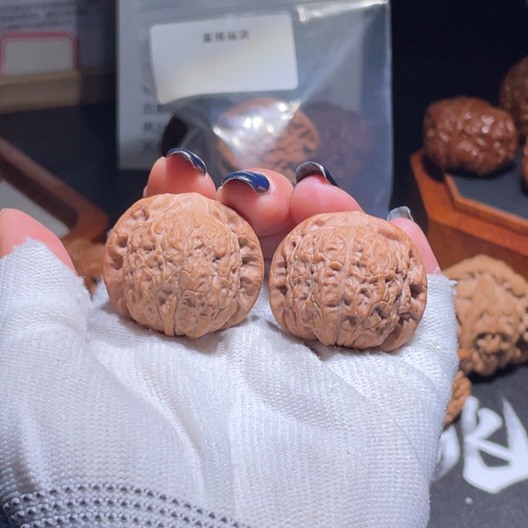文玩核桃吊坠33.32血麒麟